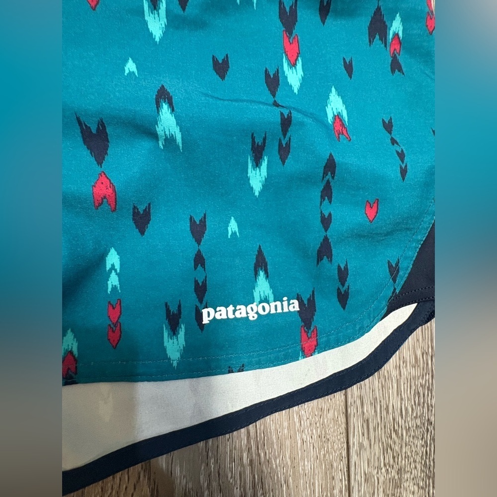 Patagonia Teal and Black Arrow Print Shorts - Picture 4 of 8